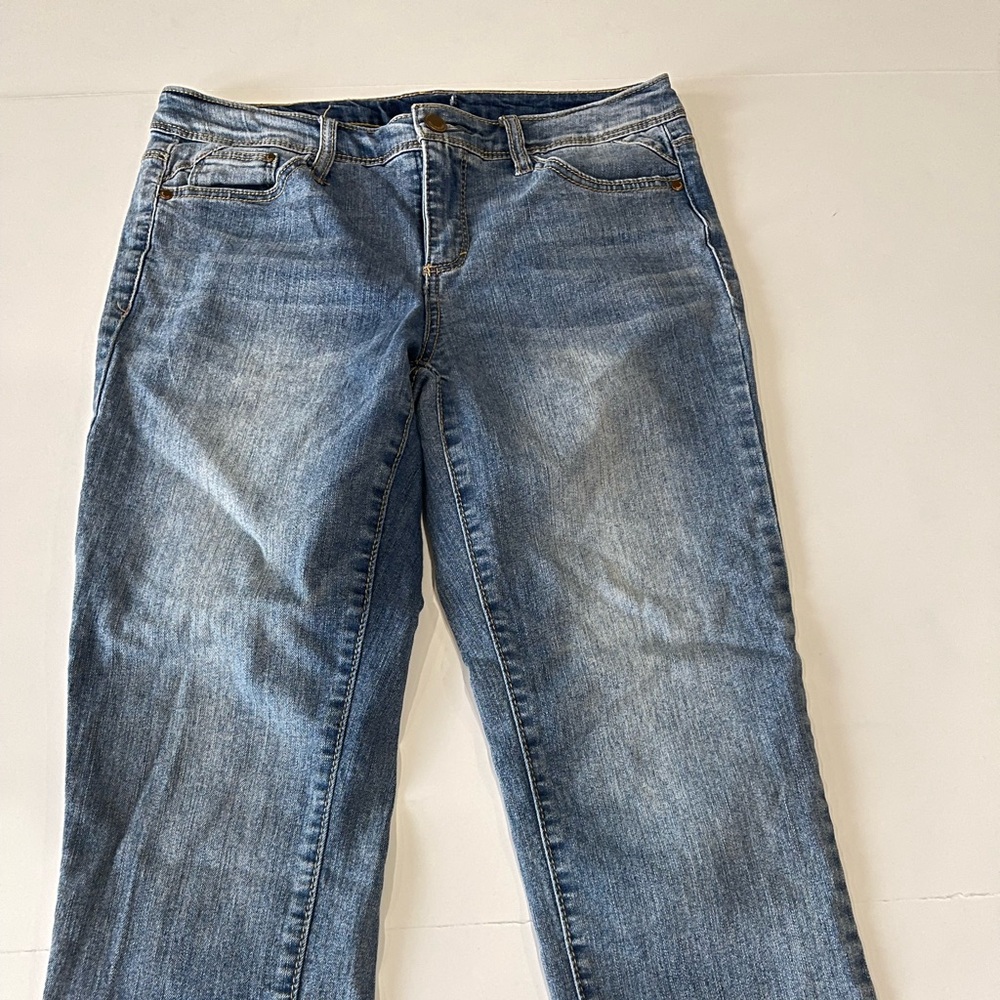 Bandolino crops light wash, size 6, inseam 21, mid rise